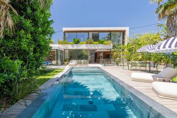 Location de vacances pour 7 personnes, avec terrasse ainsi que piscine et jardin dans Calanques