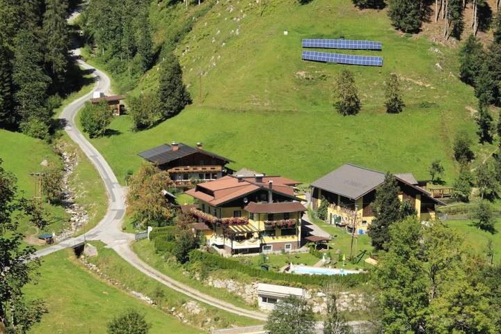 Ferienwohnung für 6 Personen, mit Pool und Ausblick sowie Garten und Sauna, mit Haustier in Eben im Pongau