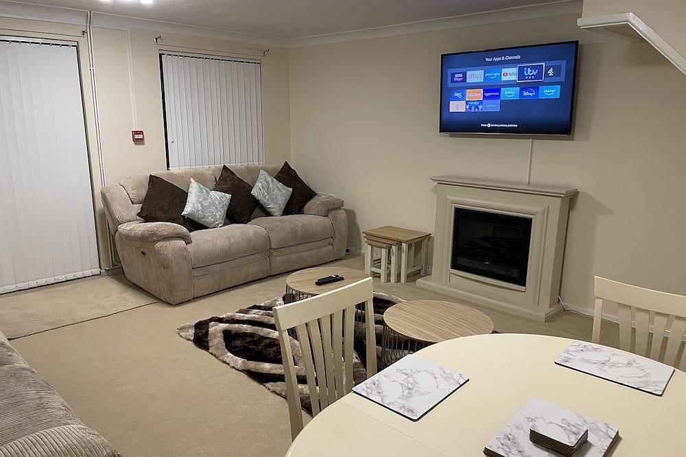 Cheerful 3 Bedroomed house,with parking and free intern free in Luton, Chiltern Hills