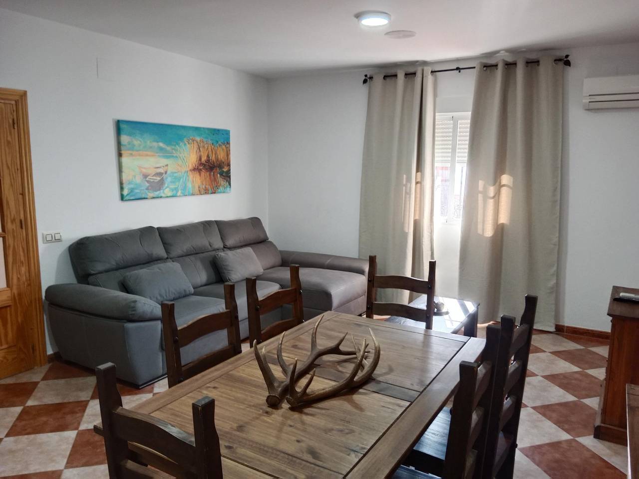 Casa de vacaciones Nuevas Poblaciones con vistas a la montaña, piscina y Wi-Fi in Santa Elena, Sierra Morena