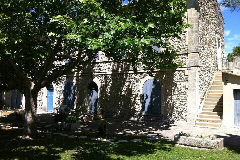 Entire apartment, Magnificent apartment in 18th century Priory, with swimming pool and lush grounds in Graveson, Arles region