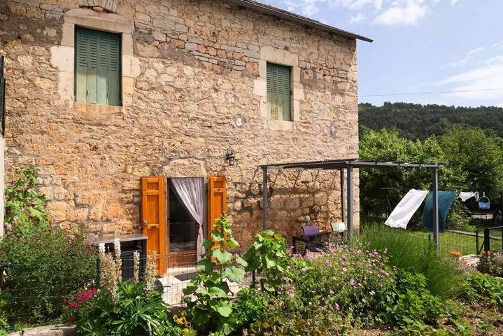 Gîte pour 4 personnes, avec Terrasse ainsi que Jardin et Piscine à Laval-du-Tarn
