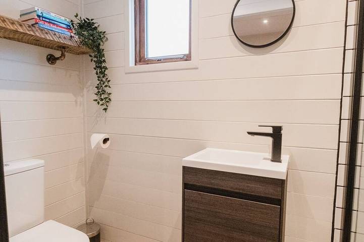 Kabine-Deluxe-Ensuite mit Dusche-Blick auf den Kanal-Spys Cabin in Westliches Yorkshire