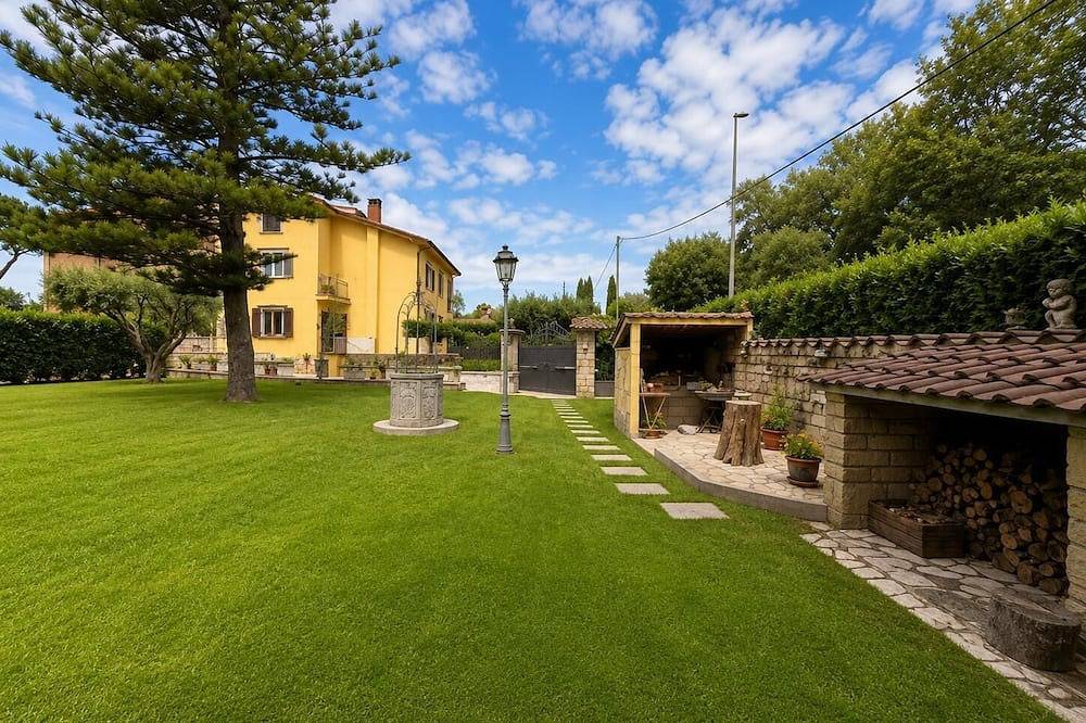 A 5-minute drive from Ostia, nestled in a beautiful pine forest—a family-friendly villa. in Infernetto, Rome