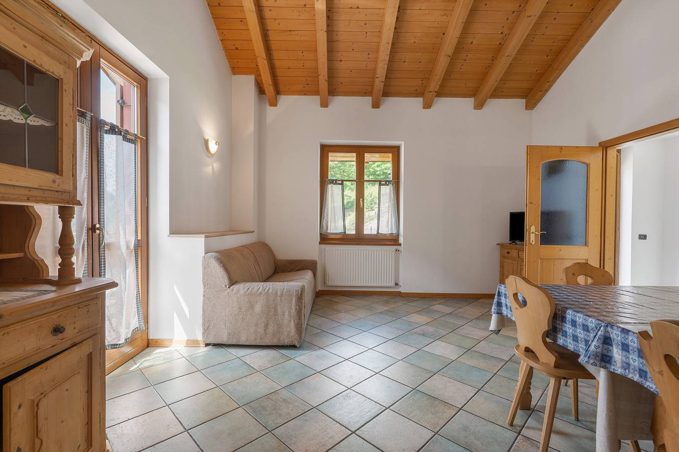 Ganze Wohnung, Ferienwohnung 'Appartamento Red Star' mit Bergblick, Gemeinschaftsgarten und Wi-Fi in Bozzana, Caldes