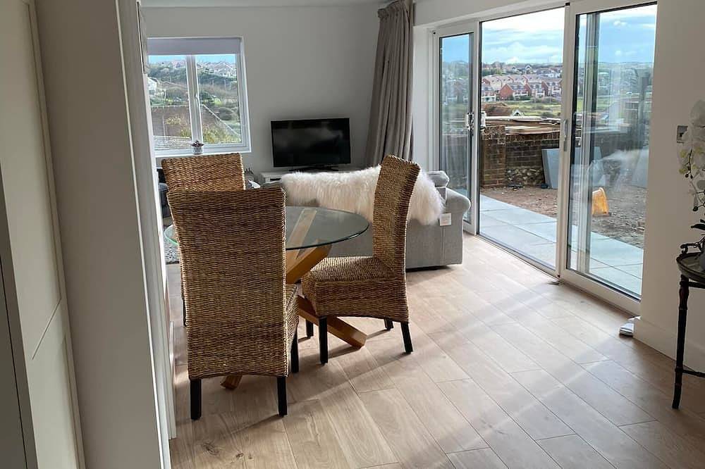 Spacious Retreat Private Hot Tub Sea/Downs views/patio 10min walk to Beach/Train in Seaford, East Sussex