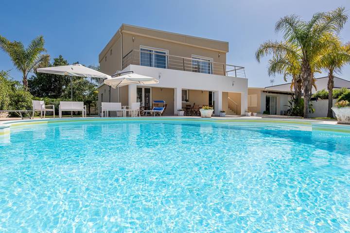 Villa für 12 Personen, mit Terrasse und Balkon/Terrasse sowie Ausblick in Fanusa