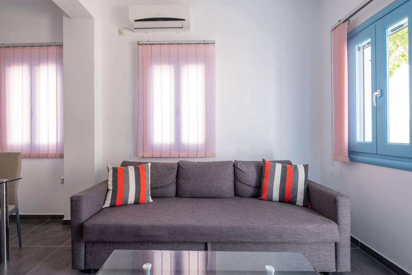 Entire apartment, Apartment 'Adelphi 1 65' with Mountain View, Wi-Fi and Air Conditioning in Perissa, Santorini