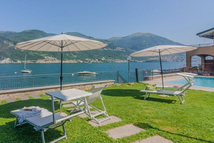 Appartement de vacances pour 2 personnes, avec piscine ainsi que jardin et vue sur le lac