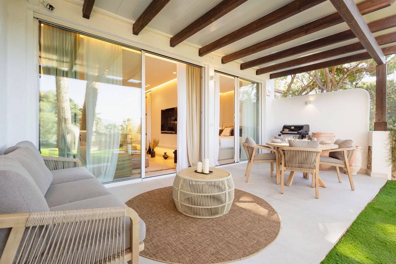 Ganze Wohnung, Moderne Wohnung mit privater Terrasse/Garten, Swimmingpool und Bbq, in unmittelbarer Nähe zum Aloha in Nueva Andalucia Golf Valley, Marbella