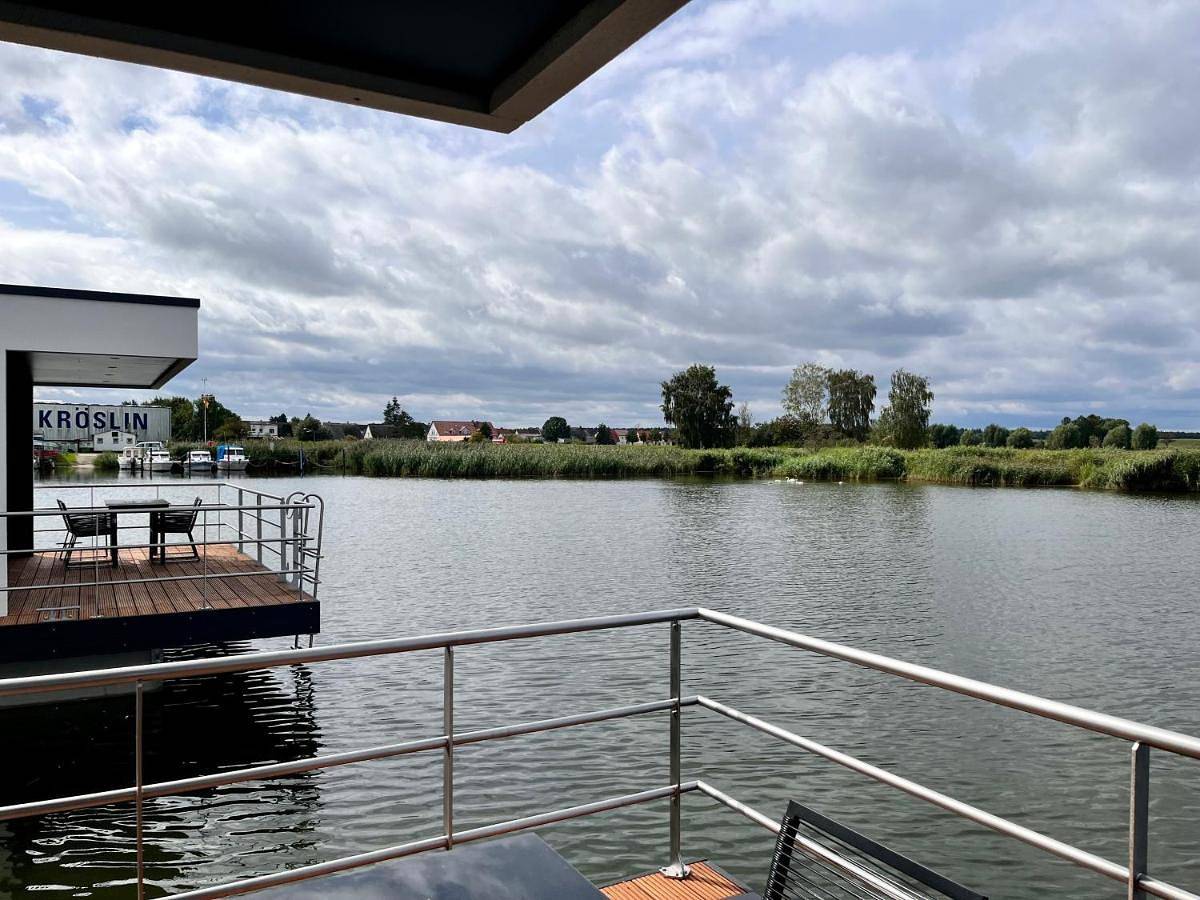 Schwimmende Häuser im Baltic Sea Resort in Kröslin, Vorpommern Greifswald