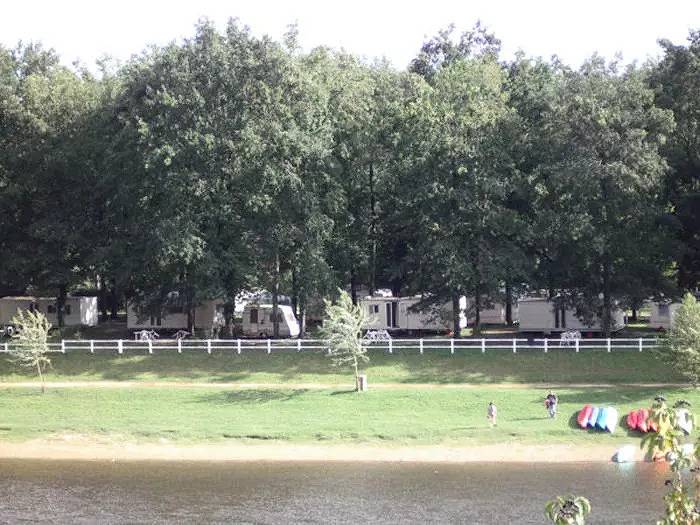 Mobil home pour 2 personnes, avec vue ainsi que terrasse et piscine, animaux acceptés à Le Buisson-de-Cadouin - 3