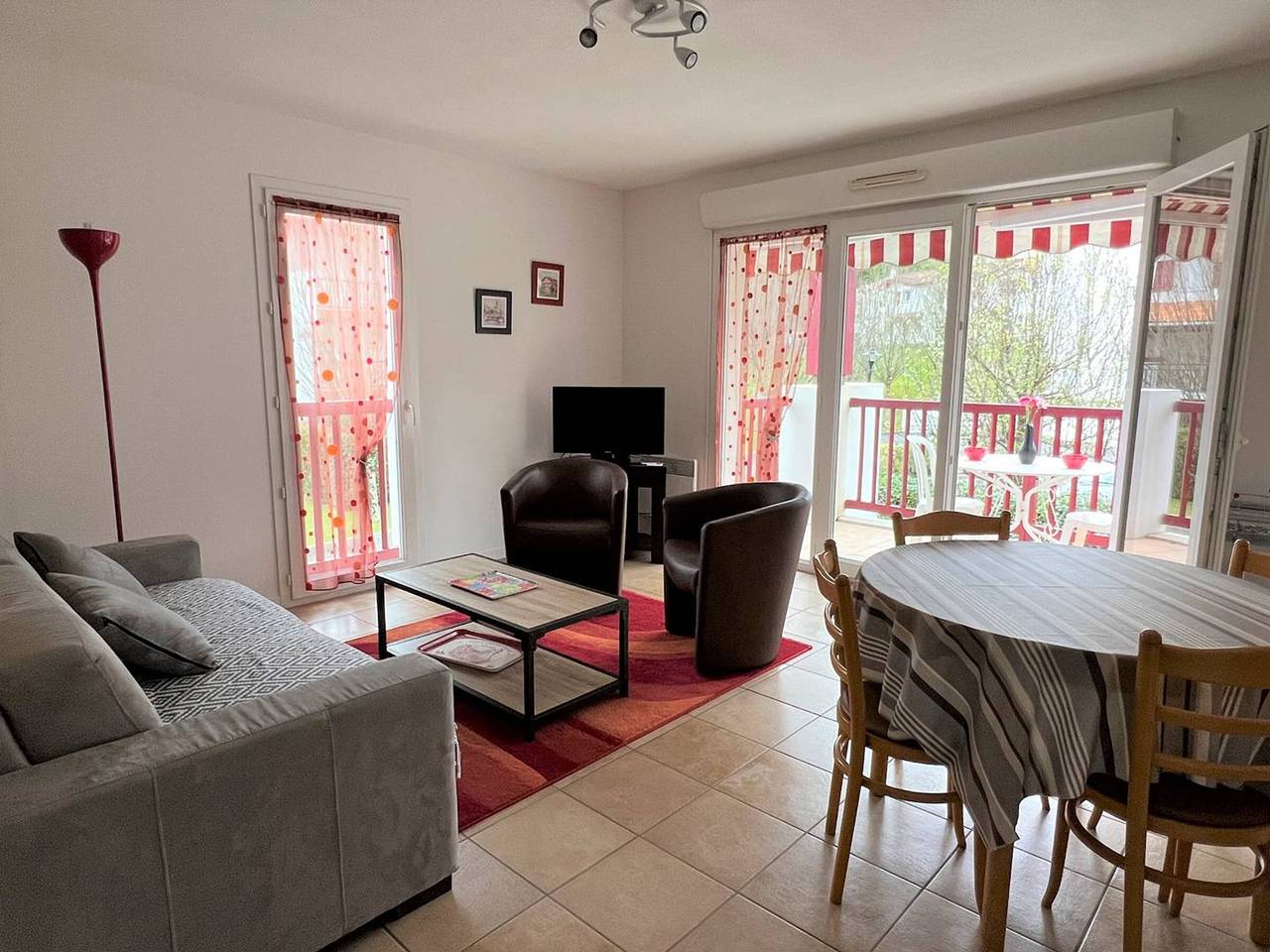 Entire apartment, Charming T2 Apartment for 3 in Quiet Area, Close to City Center, with Wifi and Private Parking in Cambo-les-Bains, Bayonne region