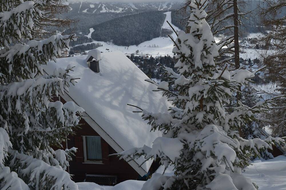 Adorable chalet encaramado en el bosque con impresionantes vistas de la zona de esquí. in Lans-en-Vercors, Parc naturel régional du Vercors