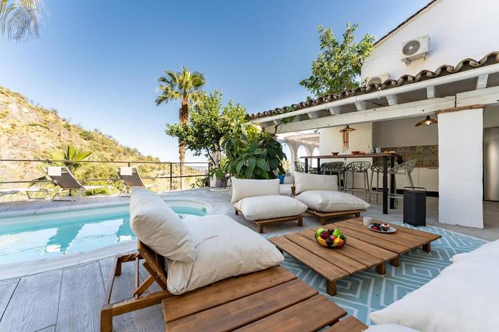 Apartamento para 16 personas, con piscina y jardín además de terraza y vistas en Casarabonela