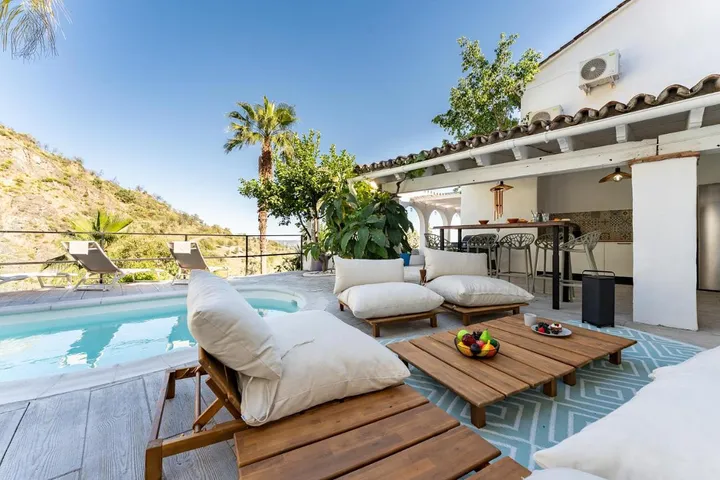 Casa de vacaciones para 16 personas, con jardín y terraza además de vistas y piscina - 1