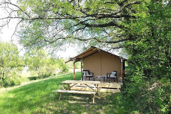 Tente pour 2 personnes, avec piscine et jardin