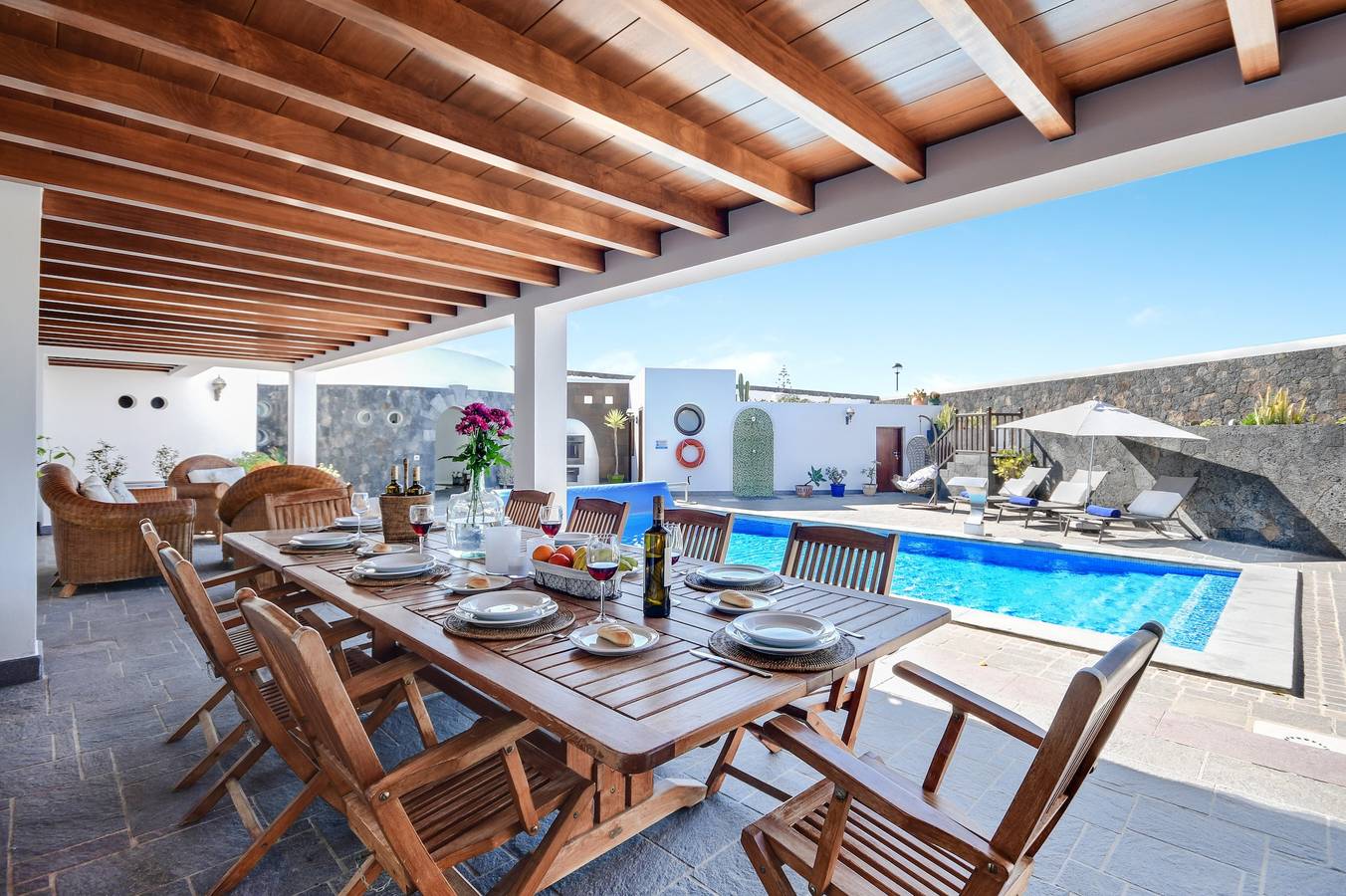 Villa "Finca Daniela" con vistas al mar, Wi-Fi, piscina, jardín y terraza in Playa Famara, Teguise