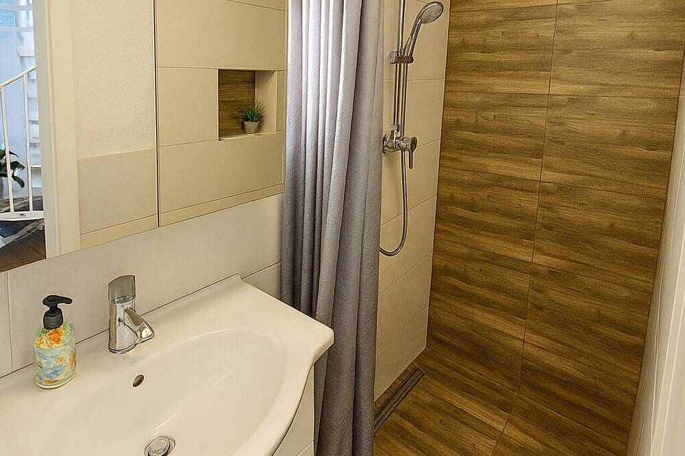 Ganze Wohnung, „Ruhiges, separates Hinterhaus – 2 Betten & Küche, 5 Min nach Frankfurt” in Bad Vilbel, Wetterau