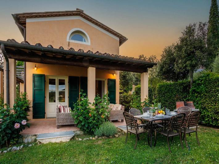 Agriturismo per 6 persone, con piscina e giardino, adatto a famiglie con bambini a Lucca