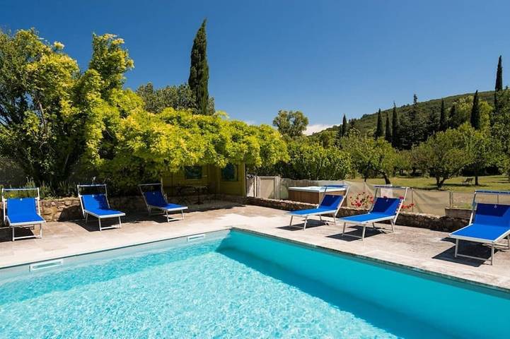 Gîte pour 4 personnes, avec jardin et piscine