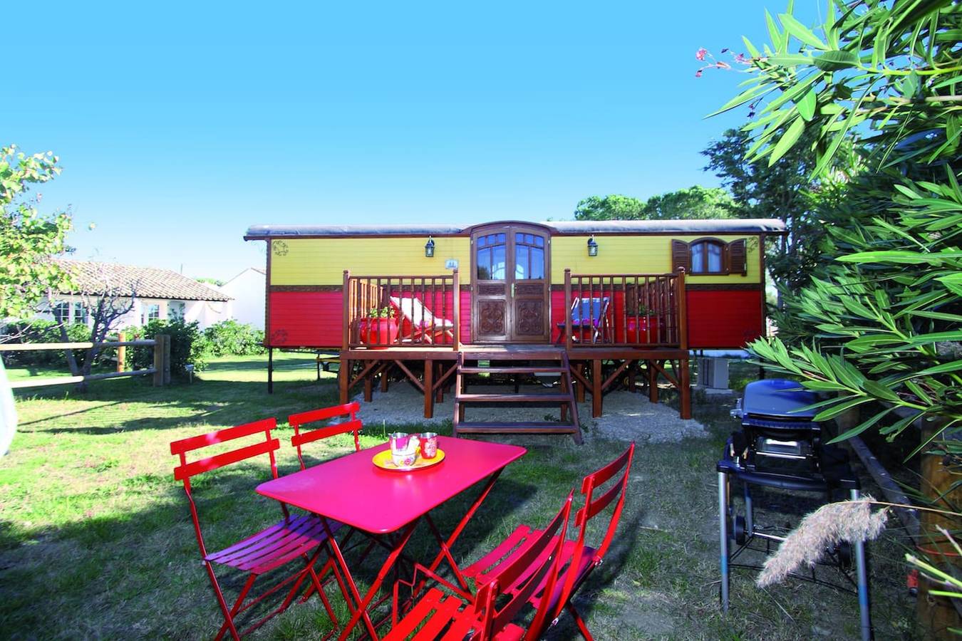 Gemütliches Bungalow in Saintes-Maries-de-la-Mer mit Pool in Saintes-Maries-de-la-Mer, Arles und Umgebung