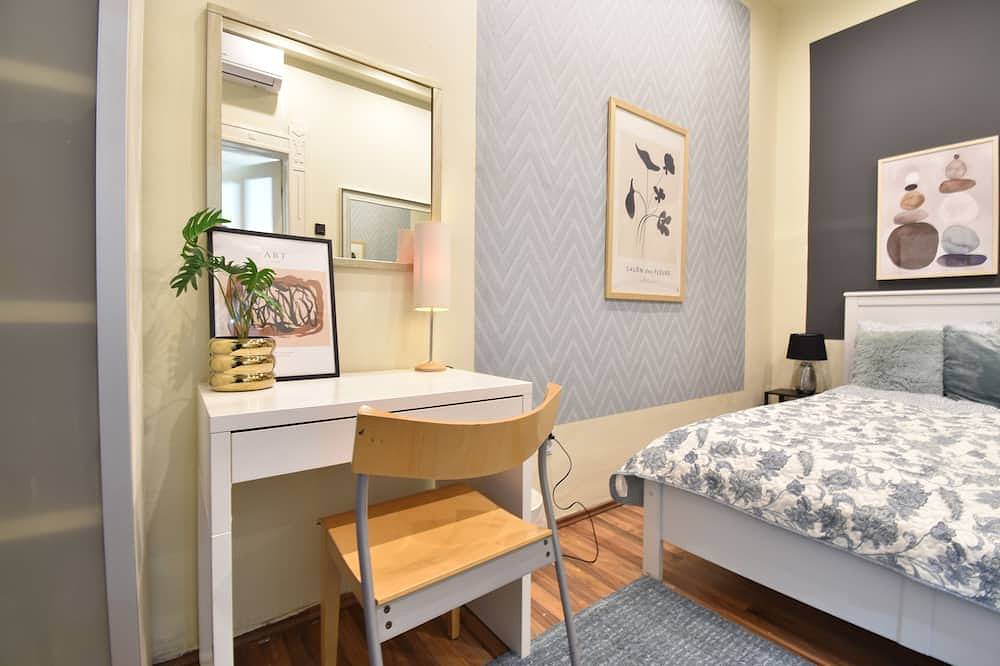 Entire apartment, Spacious 3-bedroom apartment in charming Budapest with Ac, Wifi in Budapest, Central Hungary