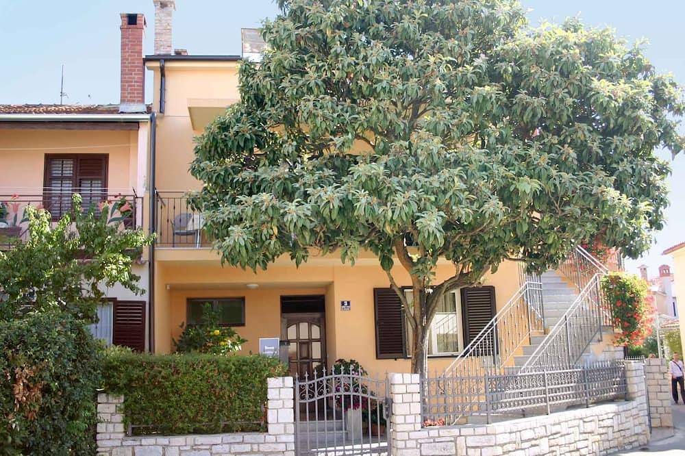 Entire apartment, Holiday apartment with balcony and air conditioning in Rovinj, Rovinj region