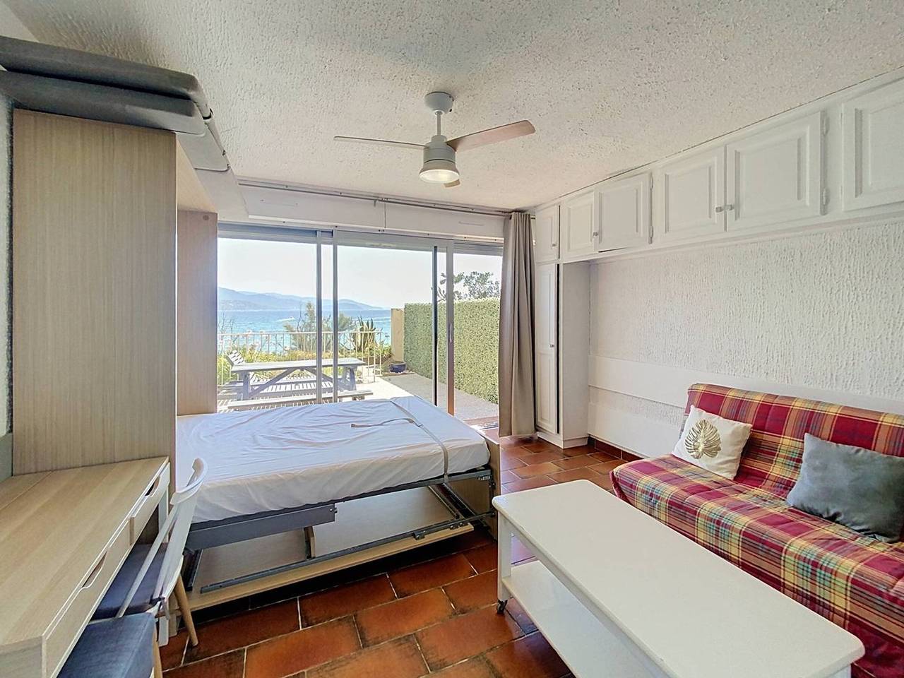 Studio entier, Studio en bord de mer, rez de jardin, accès plage in Bormes-les-Mimosas, Parc national de Port-Cros