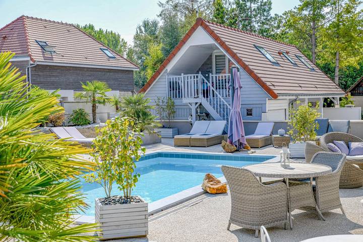 Gîte pour 2 personnes, avec Terrasse ainsi que Jardin et Piscine dans Bouranton