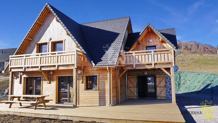 Chalet pour 8 personnes, avec Balcon et Terrasse ainsi que Jardin et Sauna à Chambon-sur-Lac