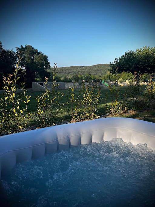 Chalet pour 3 personnes, avec Jacuzzi et Terrasse ainsi que Jardin et Vue