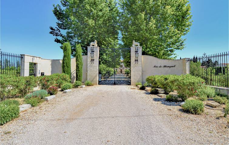 Amplio apartamento con piscina y aparcamiento, cerca de Vallabrègues y Le Rhône in Vallabrègues, Region de Nimes