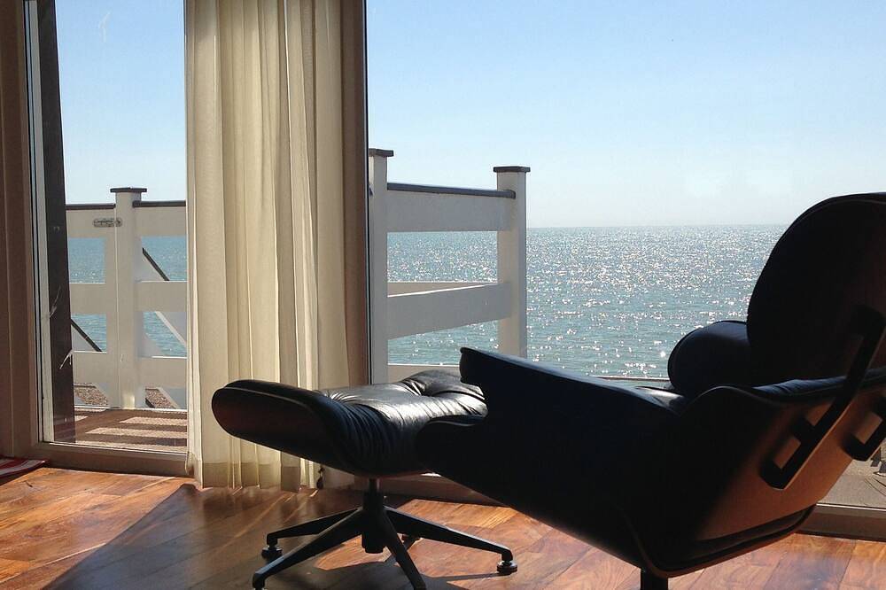 Entire apartment, Beachfront Apartment For Adults Only For A Luxury Seaside Escape in Bexhill, East Sussex