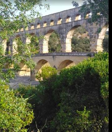 Gîte pour 4 personnes, avec terrasse ainsi que piscine et jacuzzi dans Le Pont du Gard