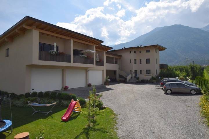 Ferienwohnung für 4 Personen, mit Balkon und Terrasse sowie Garten und Ausblick in Latsch