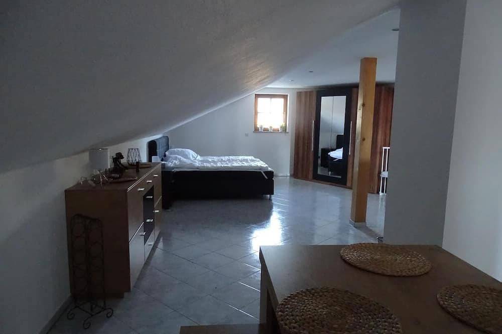 Ganze Wohnung, Gemütliche Ferienwohnung (75qm) mit Kaminofen und Balkon in Grafenwiesen, Ostbayern
