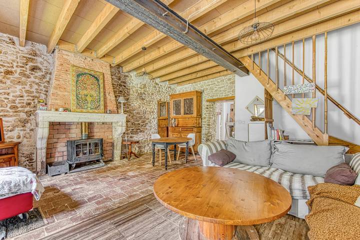 Cool Stone House in Amélie with Garden and Wi-Fi in Saint-Germain-d'Esteuil, Regional Naturpark i Médoc