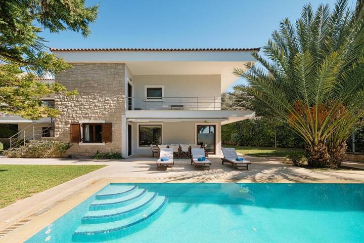 Location de vacances pour 12 personnes, avec piscine ainsi que vue et jardin dans Saronida