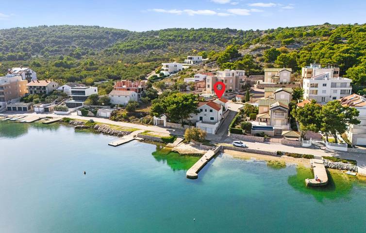 Ganze Ferienwohnung, Apartment am Meer mit Terrasse, Klimaanlage und Parkplatz in Betina, Tisno