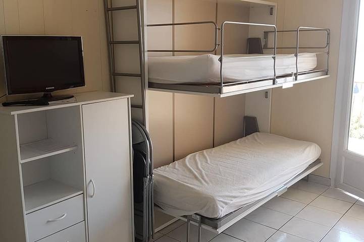 Entire apartment, Studio with sea view balcony for 4 pers. quiet with swimming pool, parking and cellar in Le Lavandou, Mediterranean Coast (France)