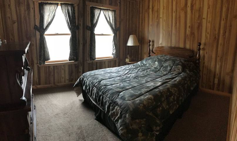 Lake house for 8 people, with yard, with pets in Iowa