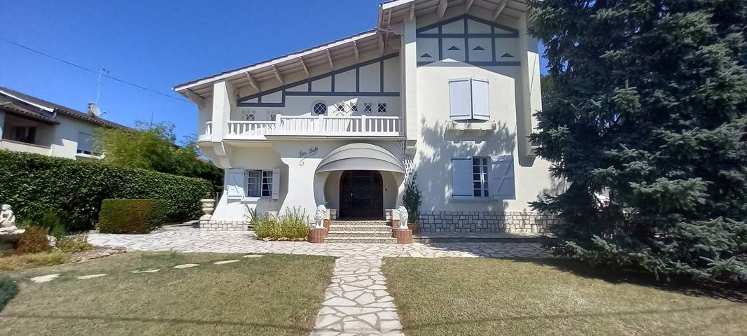 Location de vacances pour 11 personnes, avec jardin ainsi que terrasse et piscine à Sainte-Livrade-sur-Lot