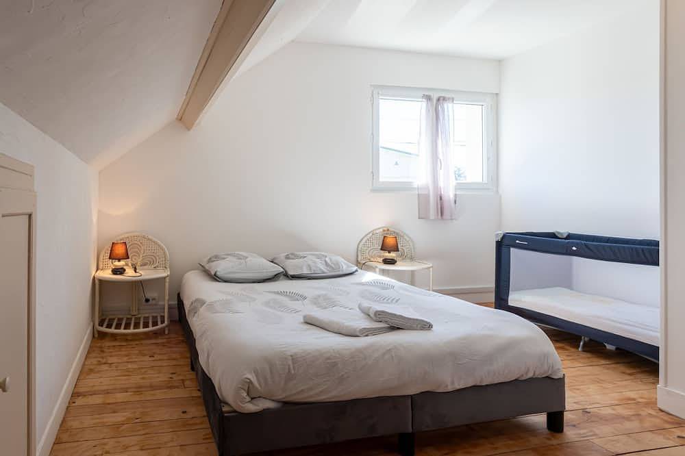 La maison du phare in Ver-sur-Mer, Côte de Nacre