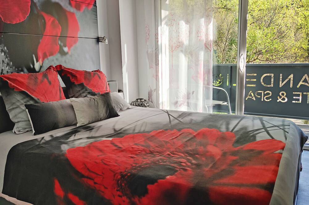 Villa 5* Gorges du Tarn, climatisation, piscine, jacuzzi, sauna, plage avec vue in Mostuéjouls, Parc naturel régional des Grands Causses