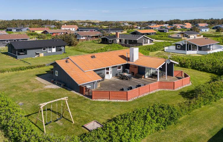 Ferieudlejning for 8 personer, med terrasse og jacuzzi såvel som have og sauna i Vejlby Klit