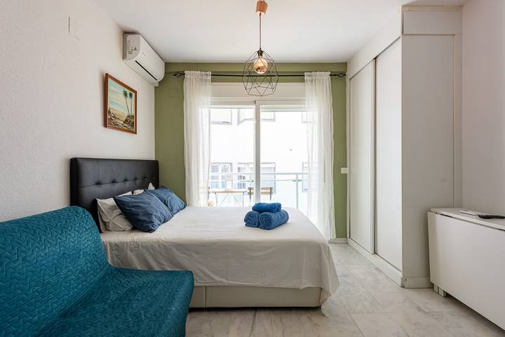Ganzes Studio, Ferienwohnung 'Plata Centro' mit privater Terrasse und Klimaanlage in Torremolinos Zentrum, Torremolinos