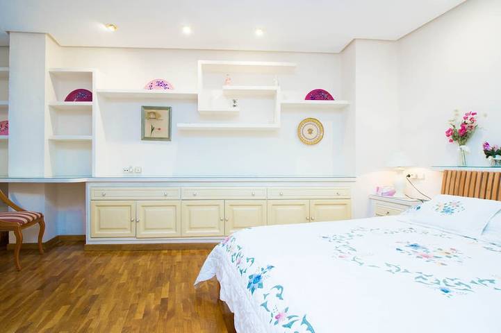 Apartamento entero, Abastos Lujoso y acogedor. 3 dormitorios. Perfecto para familias con niñoswifi. in Arrancapins, Valencia