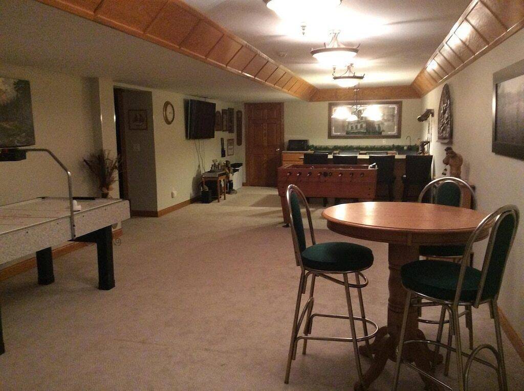10 bdrm, 7 bath, cabana, beach, dock, pontoon, games, play ground in Le Sueur County
