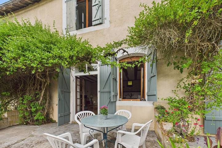 Maison de campagne pour 5 personnes, avec jardin et piscine à Montignac